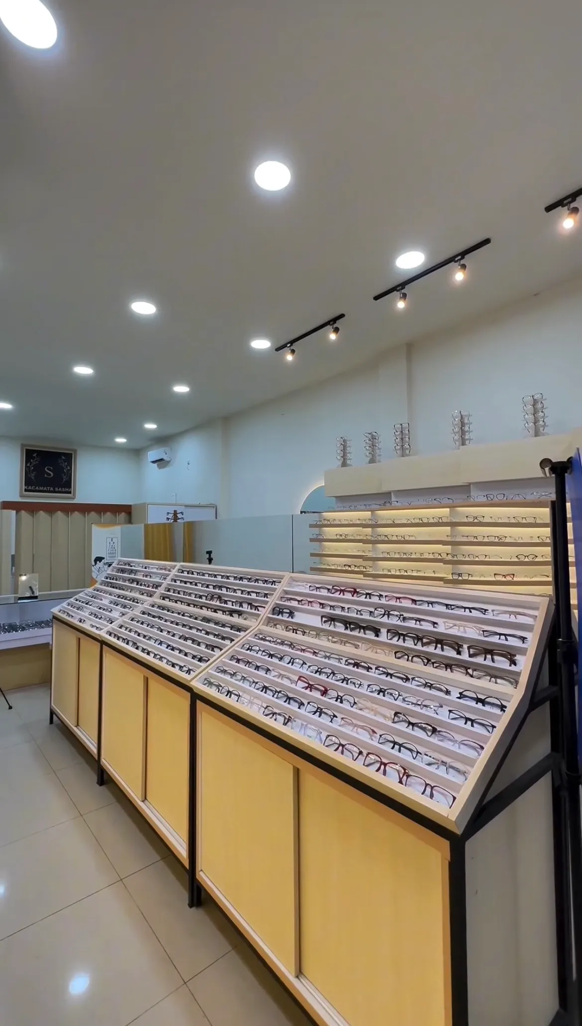Interior Toko Modern — Desain interior komersial dan toko modern yang fungsional Kota Palu Ruang Senawa