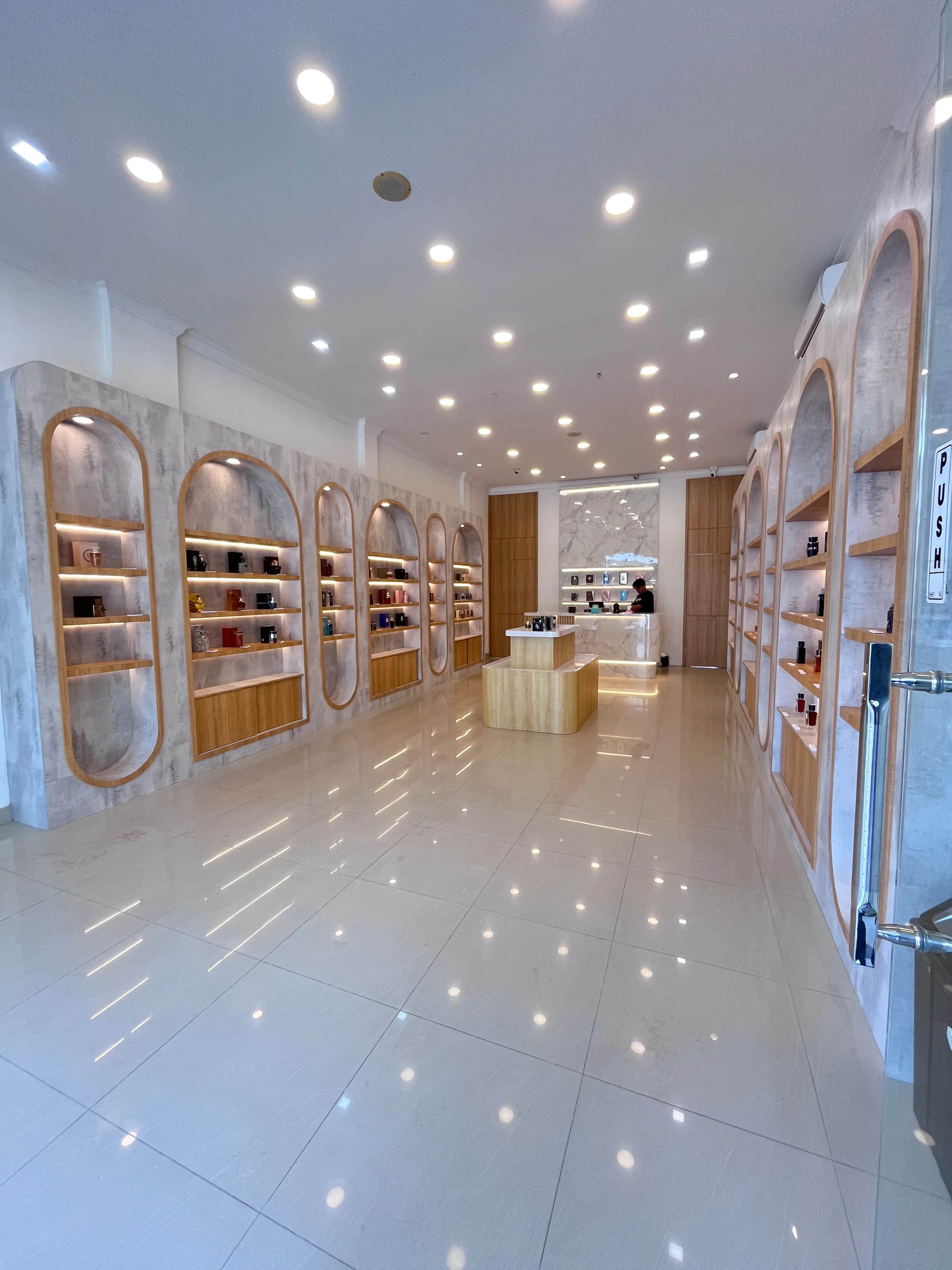 Interior Toko Modern — Desain interior komersial dan toko modern yang fungsional Kota Palu Ruang Senawa